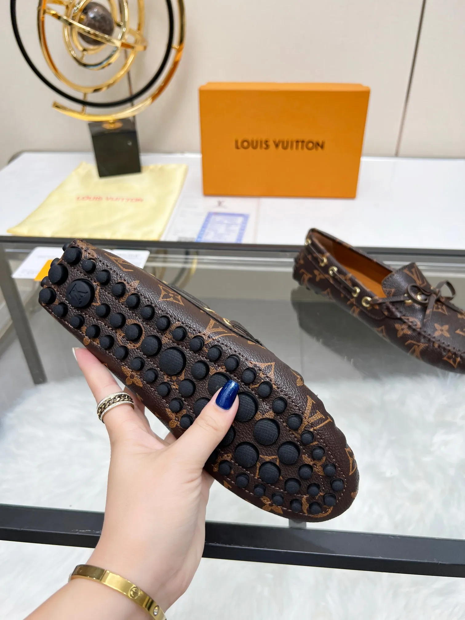 👟👟Ex-factory price 420👟👟 Lvui...Vuitt* on/】...Top purchasing agent, high version, counter 2023 spring, summer and autumn new color beanie shoes, imported fabrics, buckle bows, classic popular shoes. Lining: Sheepskin lining Color: Presbyopia Xingli Women's model: 35-42 standard size.